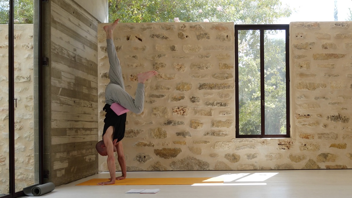 המסע לעבר עמידת ידיים חופשית- רגל גז רגל ברקס